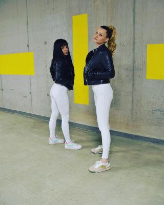 Po víkendu jsme zpátky🤗s bílimi legínami. Myslíte že bíle🍑🍑 jsou jen pro odvážne?🤔 My ne, my víme že je to věc vkusu 😘😘😘 ....